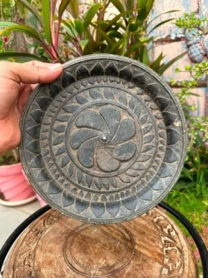 Hermoso plato floral antiguo tallado a mano de piedra negra tallada a mano Foto 1 de 4