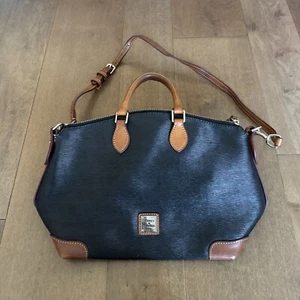 "Bolso de hombro Dooney & Bourke de cuero granulado negro borde marrón con correa 12x9""" - Imagen 1 de 4