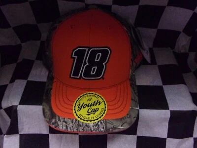  Chapéu juvenil Kyle Busch # 18 madeira verdadeira  - Imagem 1 de 4