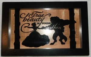 VERDADERA BELLEZA SE ENCUENTRA DENTRO DE LA BELLEZA Y LA BESTIA ARTE ENMARCADO EN VIDRIO WALT DISNEY - Imagen 1 de 5
