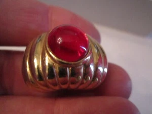 SINGLE VINTAGE ELLEN DESIGNS EARRING - LARGE RED CRYSTAL - HEAVY GOLD TONE BBA-9 - Picture 1 of 4