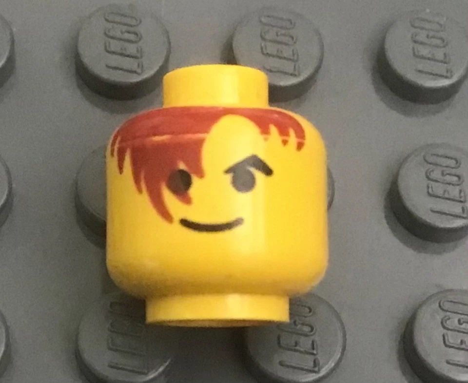 LEGO Clásico Amarillo Minifigura Cabeza, Pelo Rojo Peludo Sobre Ojo Derecho Foto 1 de 1