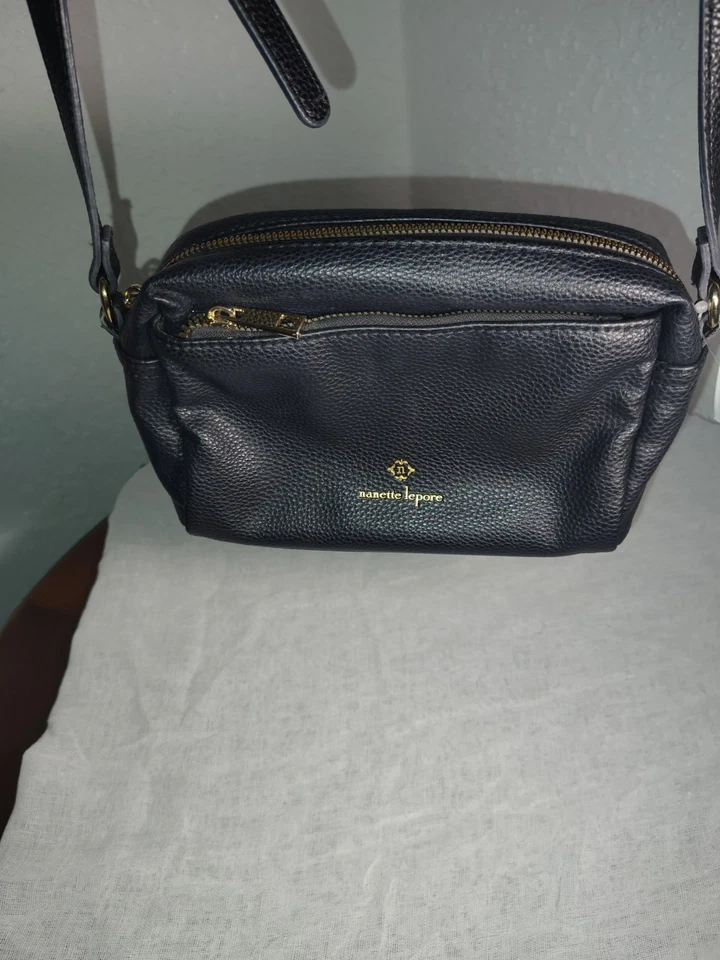 Bandolera Nanette Lepore de cuero negro con herrajes dorados Foto 1 de 4