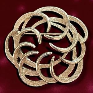 Broche remolino a medida Sarah Coventry tono dorado 1967 prendedor firmado joyería vintage - Imagen 1 de 8