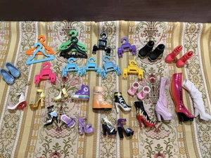 Rainbow High Mode Puppenschuhe und Kleiderbügel Konvolut - Bild 1 von 21