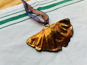 VINTAGE Metall getaucht echtes GINKOBLATT Ornament Anhänger schönes Stück - Bild 1 von 3