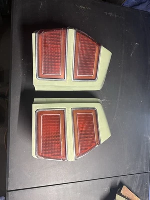 Oldsmobile Delta 88 1974 luces traseras Foto 1 de 4