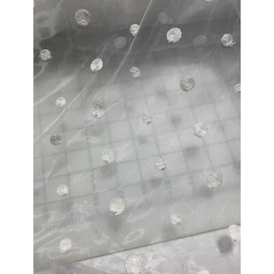 Tela de organza bordada a lunares blancos Foto 1 de 2