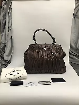 Nuevo con etiquetas Bolso de Mano Prada Marrón Metálico Napa Gaufre Asa Superior Marco Foto 1 de 4