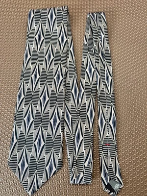 Louis Feraud 领带灰色和黑色几何图案带小蓝色钻石 3.75 x 57 — 第 1/3 张图片