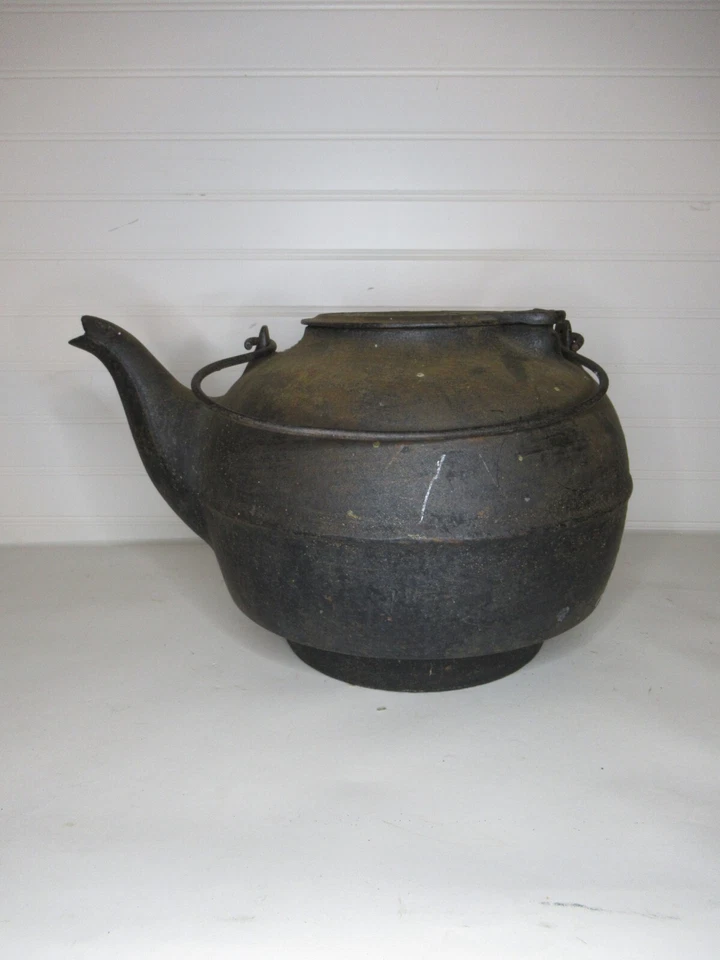 Hervidor de agua vintage negro con mango oscilante de hierro fundido 12" de ancho 8,5" de alto marca de puerta pesado Foto 1 de 4