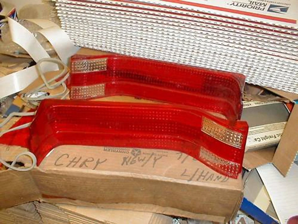 LENTES TRASERAS CHRYSLER NEW YORKER MOPAR 1968 NUEVAS DE STOCK  Foto 1 de 1