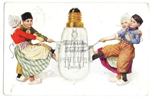 Bambini che tirano, simbolicamente, i fili di una lampadina Philips - Picture 1 of 2