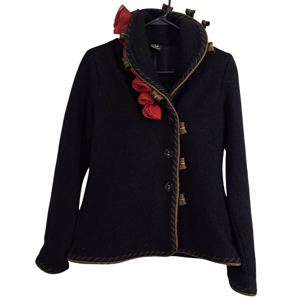 Chaqueta CoVelo Negra Lana/Seda Completamente Forrada con Botones Rosas Rojas Talla Pequeña Arte Usada en Excelente Condición Foto 1 de 4