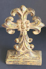 croix ornée ornement or décoratif gothique résine autoportante religieuse
