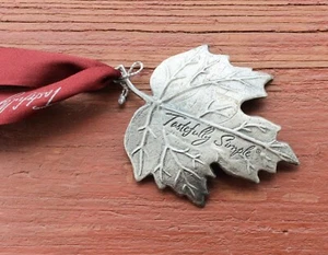 Geschmackvoll einfach Zinn Blatt Ornament mit weinrotem Band 3 1/2” x 2 1/2” - Bild 1 von 4