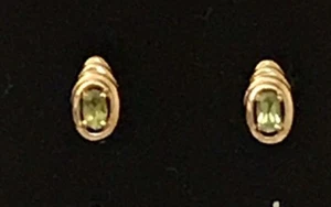 Ovale Peridot mit gerippten 14k massiven Goldohrringen, Pfosten mit Drückern - Bild 1 von 9