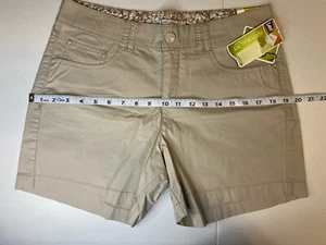 Lee Natural Fit Women’s walkshort Size 6 medium, color Beige Fast Shipping - Picture 1 of 12