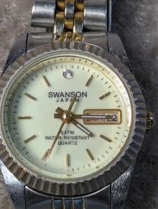 Swanson Miyota Damenuhr zweifarbig Tag Datum Zifferblatt geriffelte Lünette Gliederband 2005 - Bild 1 von 10