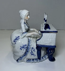 Vintage viktorianische/koloniale Porzellan Dame spielt Klavier Figur weiß/blau - Bild 1 von 5