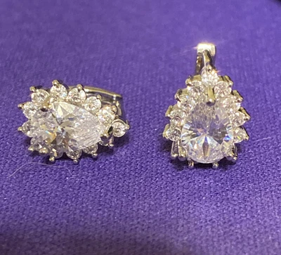 Lindos brincos de argola folheados a ouro branco formato de pera transparente CZ com detalhes Huggie U - Imagem 1 de 4