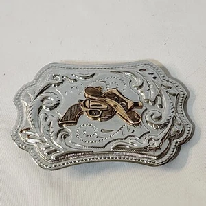 Vintage silberfarbene Gürtelschnalle mit kupferfarbenem Revolver/Cowboyhut in der Mitte - Bild 1 von 2