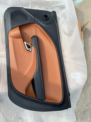 Panel de puerta delantera derecha para pasajero Dodge Challenger Hellcat marrón sepia 6TR481V5AB Foto 1 de 4