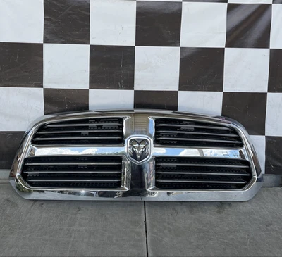 Dodge Ram 1500 2013 2014 2015 2016 2017 2018 parrilla usada OEM 13DSAC0030 Foto 1 de 4