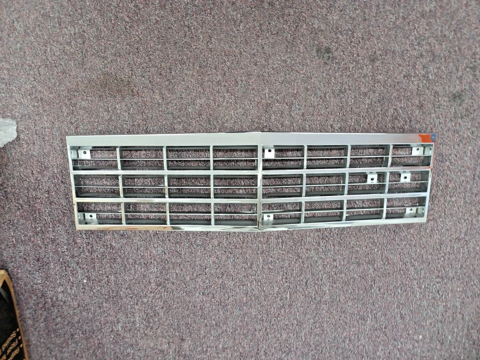 Rejilla delantera cromada Monte Carlo 1983-1986 Foto 1 de 1