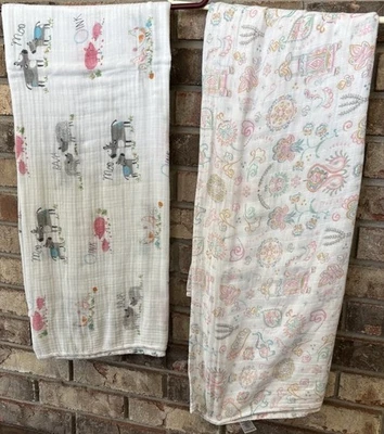 2 mantas Angel Dear Muselina Envoltura Bebé Animales de Granja y Florales con Elefantes Foto 1 de 4