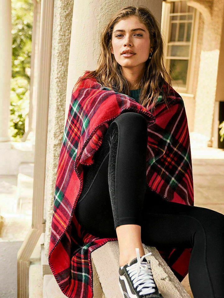 VICTORIA'S SECRET PINK BLACK FRIDAY PLAID FLEECE COZY BLANKET NEW, FREE SHIPPING - Image 1 of 1