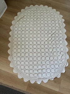 Bellissima tovaglia vintage fatta a mano in pizzo ovale ecrù all'uncinetto 74" x 51" - Foto 1 di 3