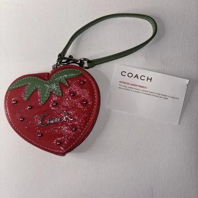 Llavero Monedero Coach Corazón Fresa Rojo Verde Charol De Colección Foto 1 de 4