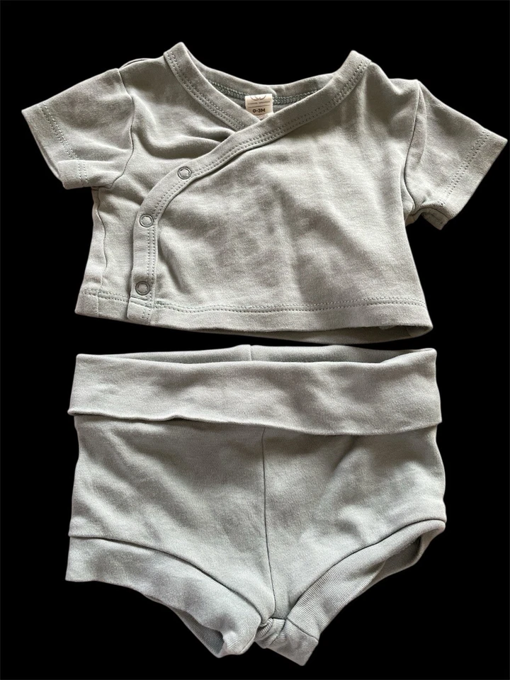 Top e pantaloncini a scatto a maniche corte in cotone biologico verde usato in ottime condizioni - 0-3Mos - Immagine 1 di 4