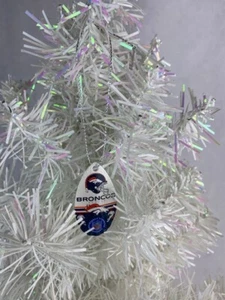 Adorno de árbol de Navidad con logotipo vintage de los Denver Broncos de la NFL - Imagen 1 de 3