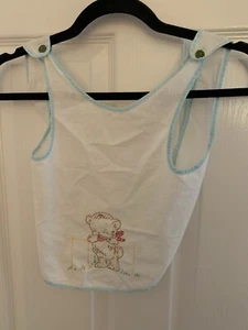Delantal babero bordado vintage para niños oso perro azul claro - Imagen 1 de 6