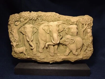 Panel de escultura en relieve de arenisca elefantes Foto 1 de 4