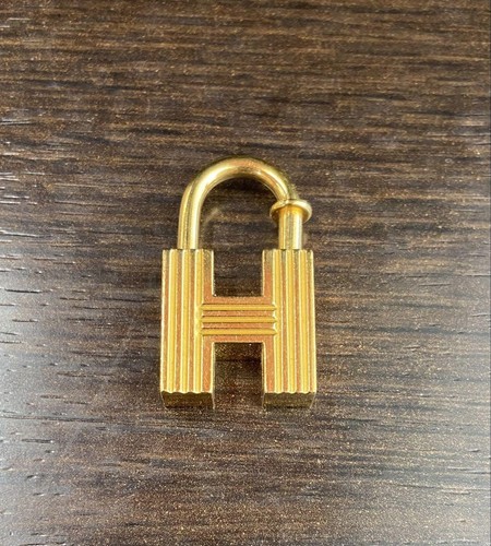 Ciondolo Hermès H2000 H Cadena oro edizione limitata 0 8 x 1 4 pollici con scatola