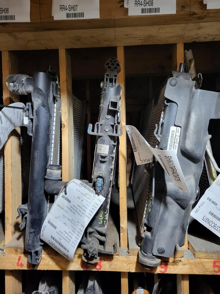 2006-2019 Toyota Yaris Radiator 65K Miles OEM - Imagem 1 de 1