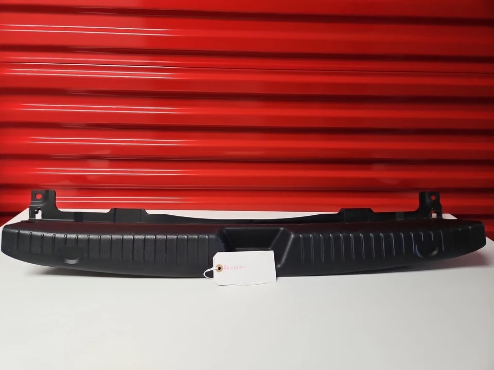 2014-2016 KIA CADENZA MALETERO TRASERO PESTILLO CUBIERTA UMBRAL PLACA DE DESGASTE 85770-3R000 OEM. Foto 1 de 4