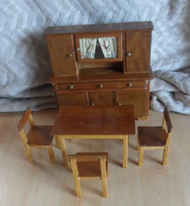 Antik Küchen Möbel Puppenstube Küchen Buffet Tisch und 3 Stühle - Bild 1 von 7