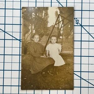 RPPC antike Echt Foto Postkarte von zwei Mädchen auf Schaukel, um Anfang 1900 - Bild 1 von 3