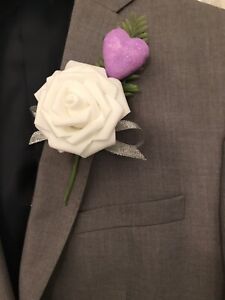 Biały różowy otwór na guziki z paprocią, srebrną wstążką i liliowym sercem. Kwiaty ślubne