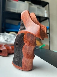 Handle grips for S&W N FRAME, ROUND BUTT GRIPS, Checkered, Hardwood; 2Tone wood - Picture 1 of 8
