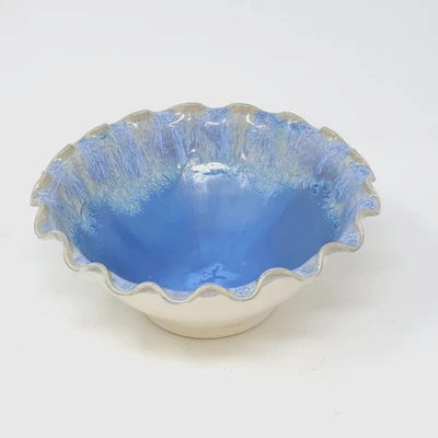 Cuenco de cerámica decorativo firmado hecho a mano borde con volantes azul esmalte parcial 7" Foto 1 de 4