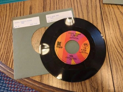 CHER GYPSY TRAMPS & THIEVES / HE'LL NEVER KNOW 45 RPM RECORD Foto 1 de 2