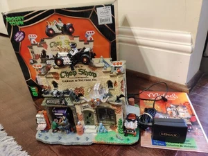 Lemax Spooky Town Chop Shop Halloween Garage Bergungsmechaniker Leuchtgeräusche - Bild 1 von 8