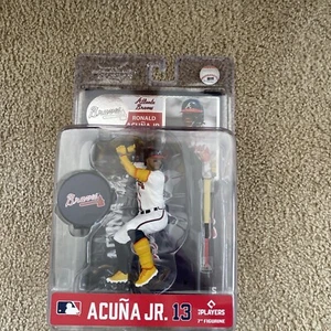 2024 McFarlane MLB Ronald Acuna Jr Atlanta Braves weiß Trikot Figur Ständer - Bild 1 von 8