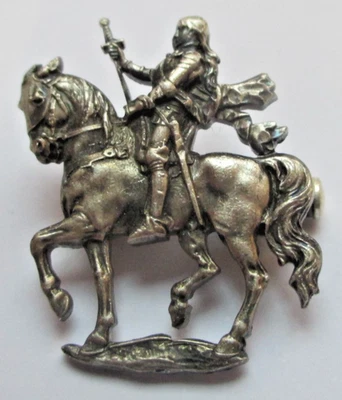 Ancienne magnifique Broche argentée Jeanne d'Arc à cheval épée rare bijou 620 - Photo 1/3
