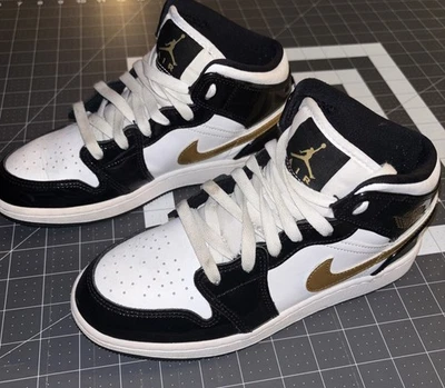 Zapato Nike Air Jordan 1 Mid SE Negro Dorado Charol BQ6931 007 Talla 5Y Foto 1 de 4